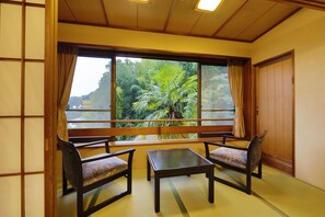 豪華客房, 1 間臥室, 非吸煙房, 山景 (with ceramic bath) | 房內夾萬、獨特設計、獨特裝修、書桌