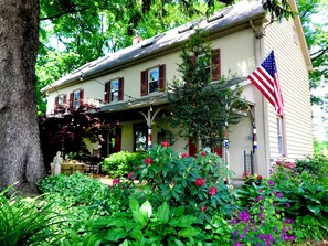 Vista frontal de la propiedad