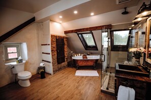 Grand-værelse (Suite Victory (Third Floor)) | Badeværelse | Hårtørrer, håndklæder, Sæbe, Shampoo