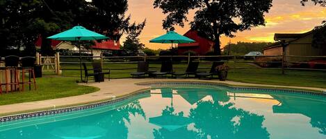 Una piscina al aire libre de temporada (de 10:00 a 21:00), sombrillas