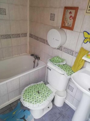 Combined shower/bathtub, towels, soap, shampoo