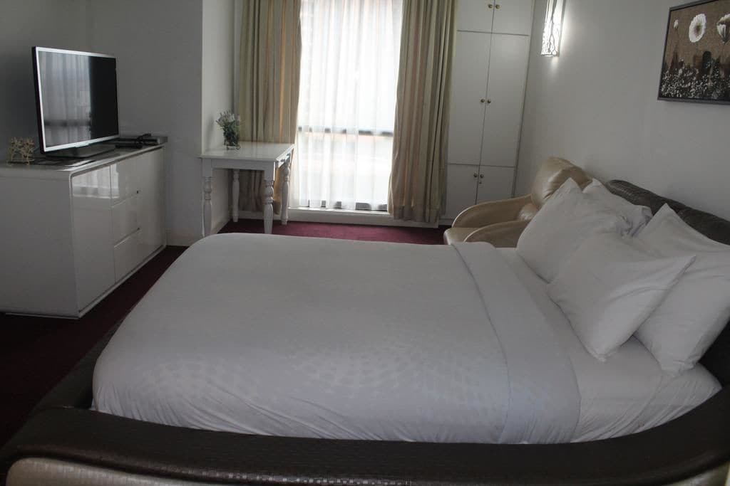 Executive Double Room, 2 Bedrooms, Kitchenette | Seterika/papan seterika, Wi-fi percuma 