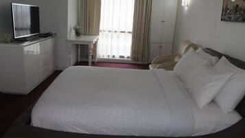 Executive Double Room, 2 Bedrooms, Kitchenette | Seterika/papan seterika, Wi-fi percuma