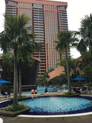 Outdoor pool - Times Square Residences By Alma (Kuala Lumpur)