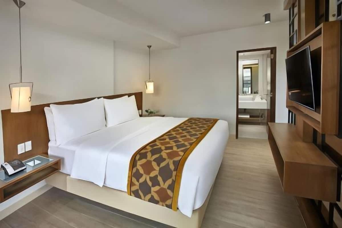 In-room safe, desk, free WiFi, bed sheets