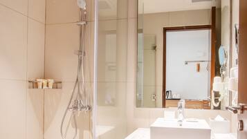 Articles de toilette gratuits, sĂšche-cheveux, chaussons