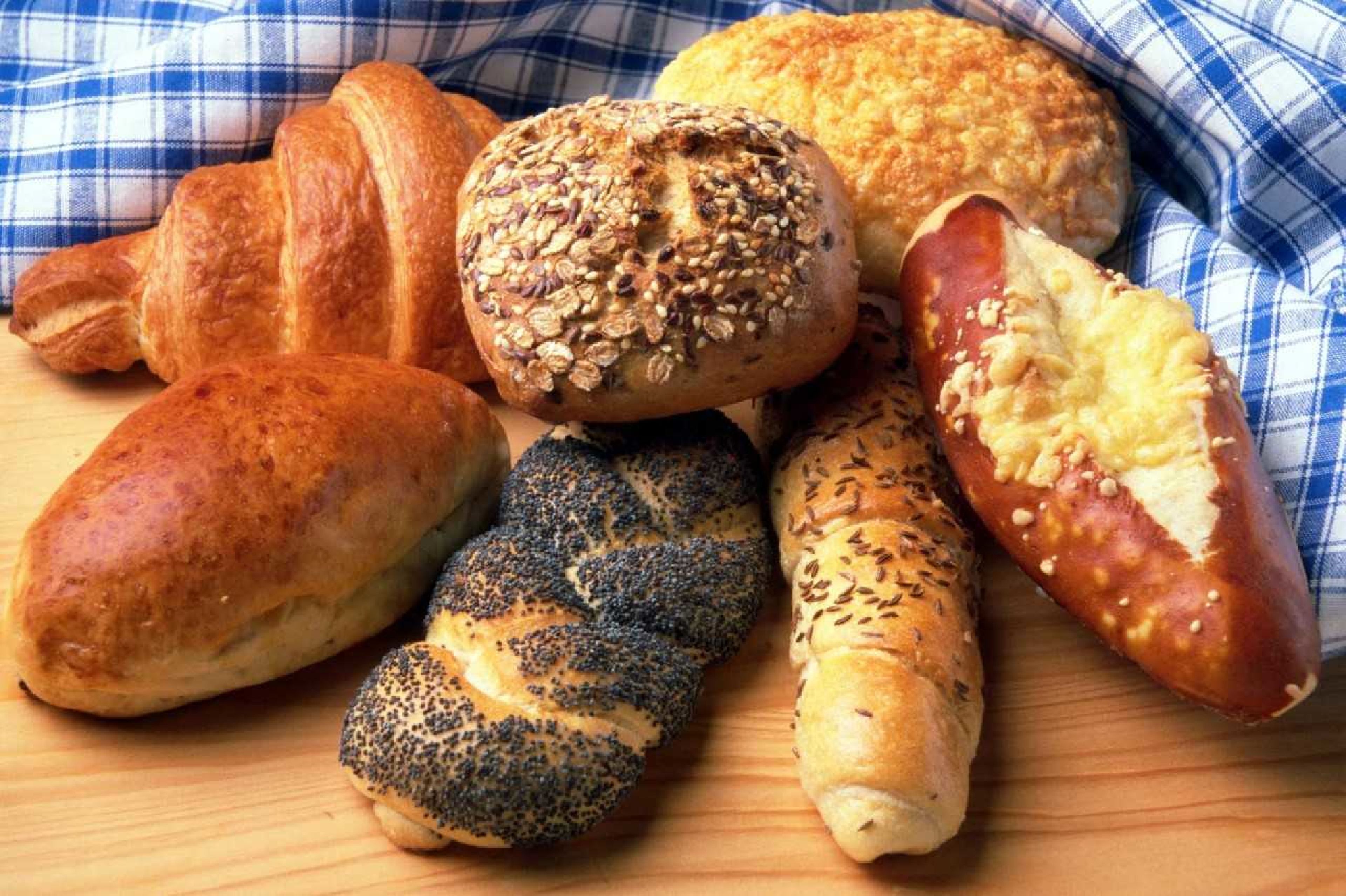 On y trouve une variété de pains, notamment des croissants, des petits pains aux graines de pavot et des petits pains aux graines de sésame.