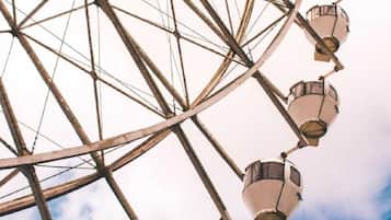 Ein Riesenrad vor blauem Himmel.