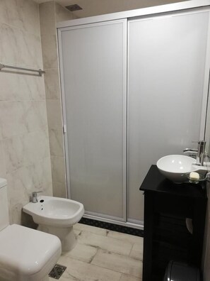 Dusche, Regendusche, kostenlose Toilettenartikel, Handtücher