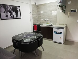 Apartamento estándar, baño privado | Cocina privada | Frigorífico, microondas, horno y utensilios de cocina