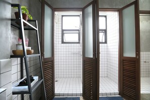 Bathroom shower - Apartment45 Hostel - Adults Only (Bangkok)