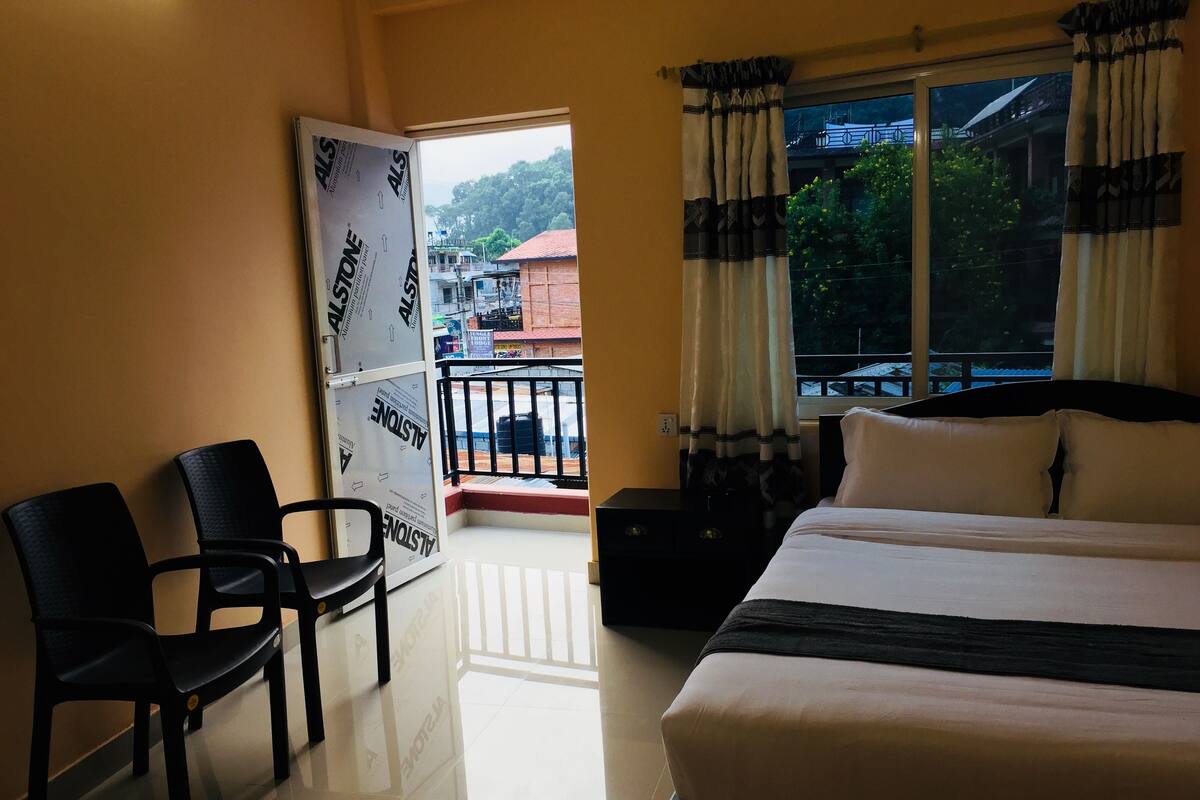 Habitación estándar, 1 cama de matrimonio grande, vistas al lago | Escritorio, sistema de insonorización, tabla de planchar con plancha