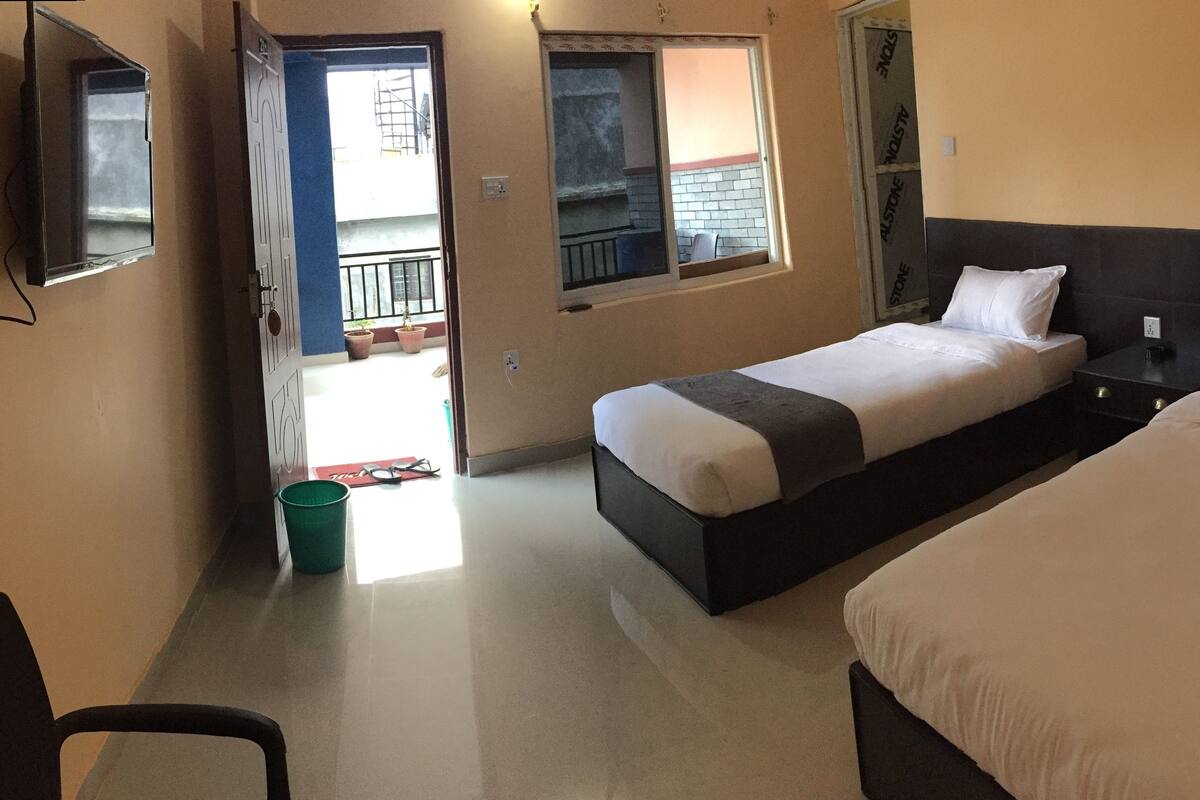 Habitación doble, balcón | Escritorio, insonorización, tabla de planchar con plancha y wifi gratis