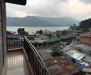 Kamar Standar, 1 Tempat Tidur King, pemandangan danau | Balkon