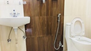 Shower, rainfall showerhead, slippers, towels - Golden Lake (Pokhara)