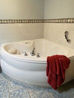 Standard Double Room, Ensuite (Lake Placid Room) | Indoor spa tub - Black River Inn Bed and Breakfast (South Haven)