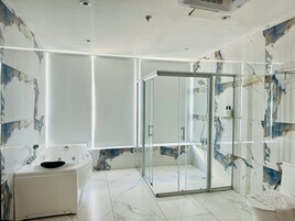 Executive Room | Bathroom | Bidet, towels, soap, shampoo