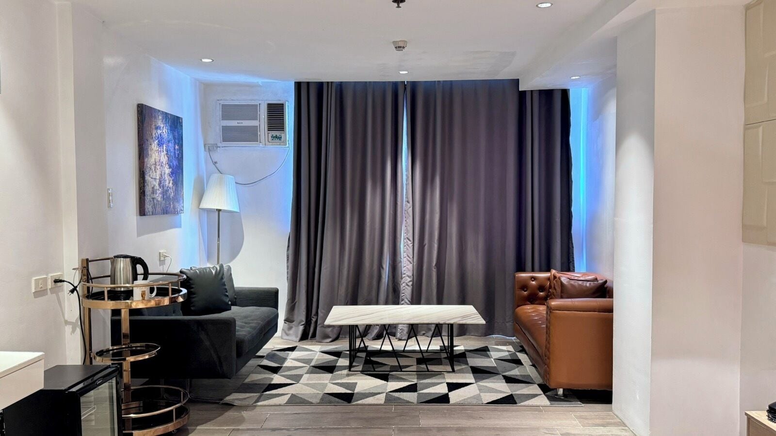 Luxury Room | Living area | 43-inch Smart TV with cable channels