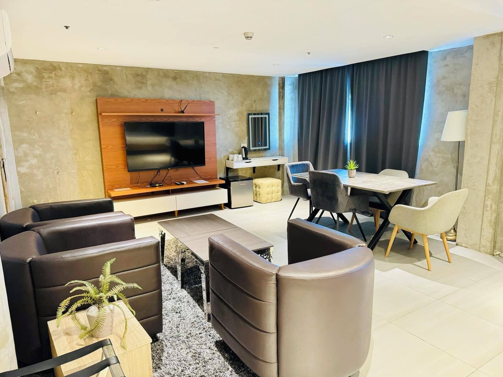 시그니처 더블룸 또는 트윈룸 | 거실 공간 | 케이블 채널 시청이 가능한 43인치 스마트 TV