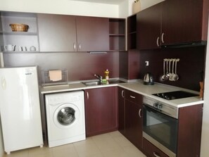 Kühlschrank, Herdplatte, Wasserkocher mit Kaffee-/Teezubehör