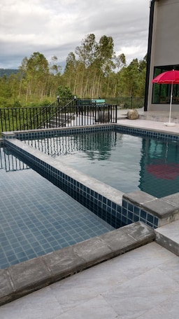 Piscina externa, funciona das 7h às 22h, guarda-sóis, espreguiçadeiras