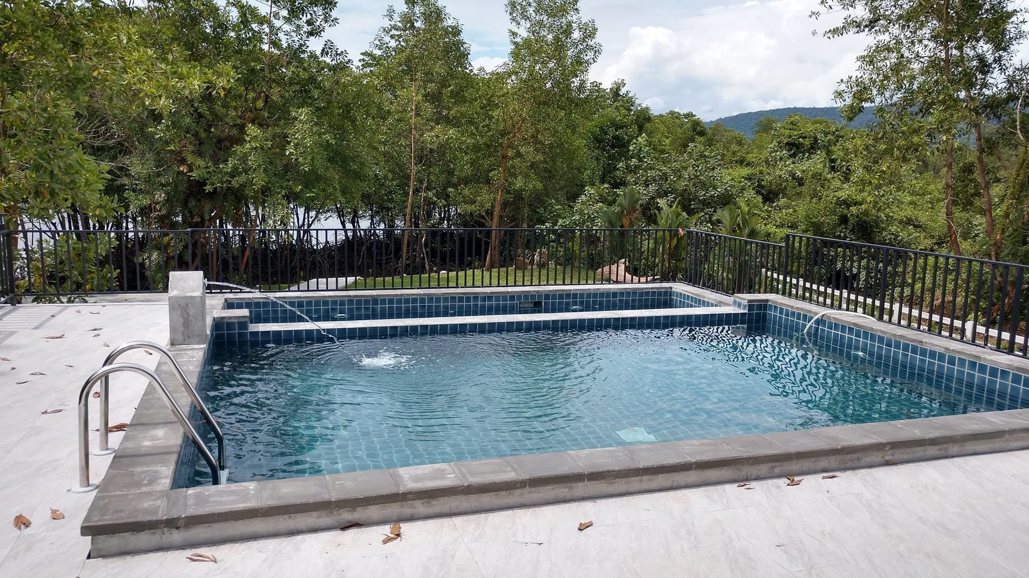 สระว่ายน้ำกลางแจ้ง เปิด 7:00 น. ถึง 22:00 น., ร่มริมสระว่ายน้ำ