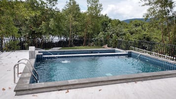 Kolam renang outdoor, dengan payung kolam renang dan kursi berjemur