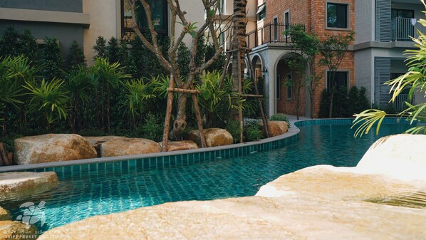 6 outdoor pools, open 8:00 AM to 7:00 PM, pool umbrellas