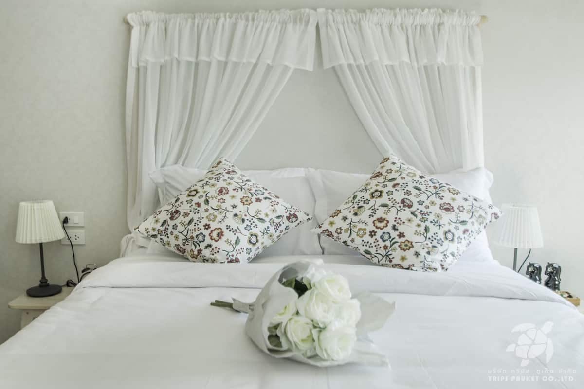 Deluxe Room, 1 Bedroom | 2 bedrooms, in-room safe, individually decorated, individually furnished