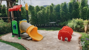 Area giochi per bambini (all'aperto)
