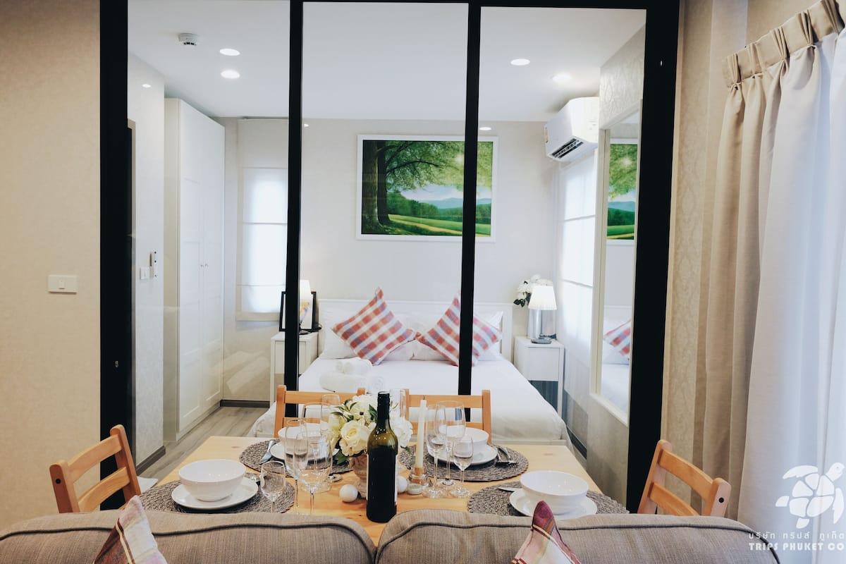 Junior Suite | 2 bedrooms, in-room safe, individually decorated, individually furnished