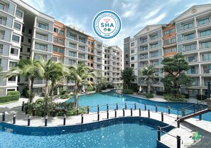 6 kolam renang outdoor, dengan payung kolam renang