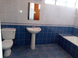 Shower, free toiletries, slippers, towels - The Joshua Gardens (Nairobi)