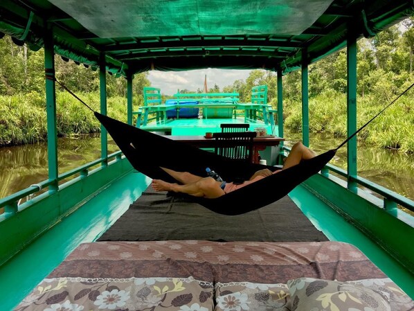 Individually decorated, individually furnished, desk, bed sheets - Houseboat Bee Kelotok (Kumai)