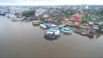Vista aérea de un pueblo ribereño con barcos amarrados a la orilla.