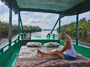 Individually decorated, individually furnished, desk, bed sheets - Houseboat Bee Kelotok (Kumai)
