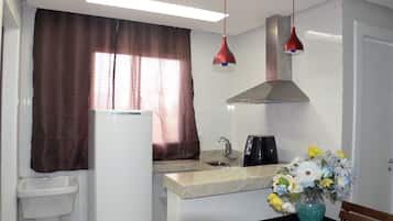 Flat | Cozinha privada | Geladeira, micro-ondas, fogão, cooktop