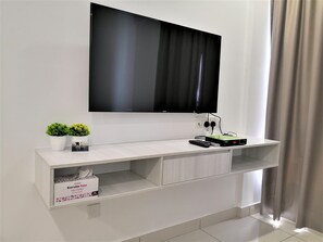 Suite familiar, 1 habitación, para no fumadores | Sala de estar | Televisión de pantalla plana de 40 pulgadas con canales vía satélite 