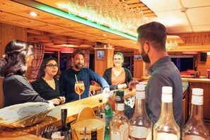 Bar (trong khuôn viên)