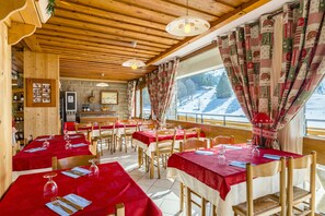Desayuno buffet (EUR 7 por persona)