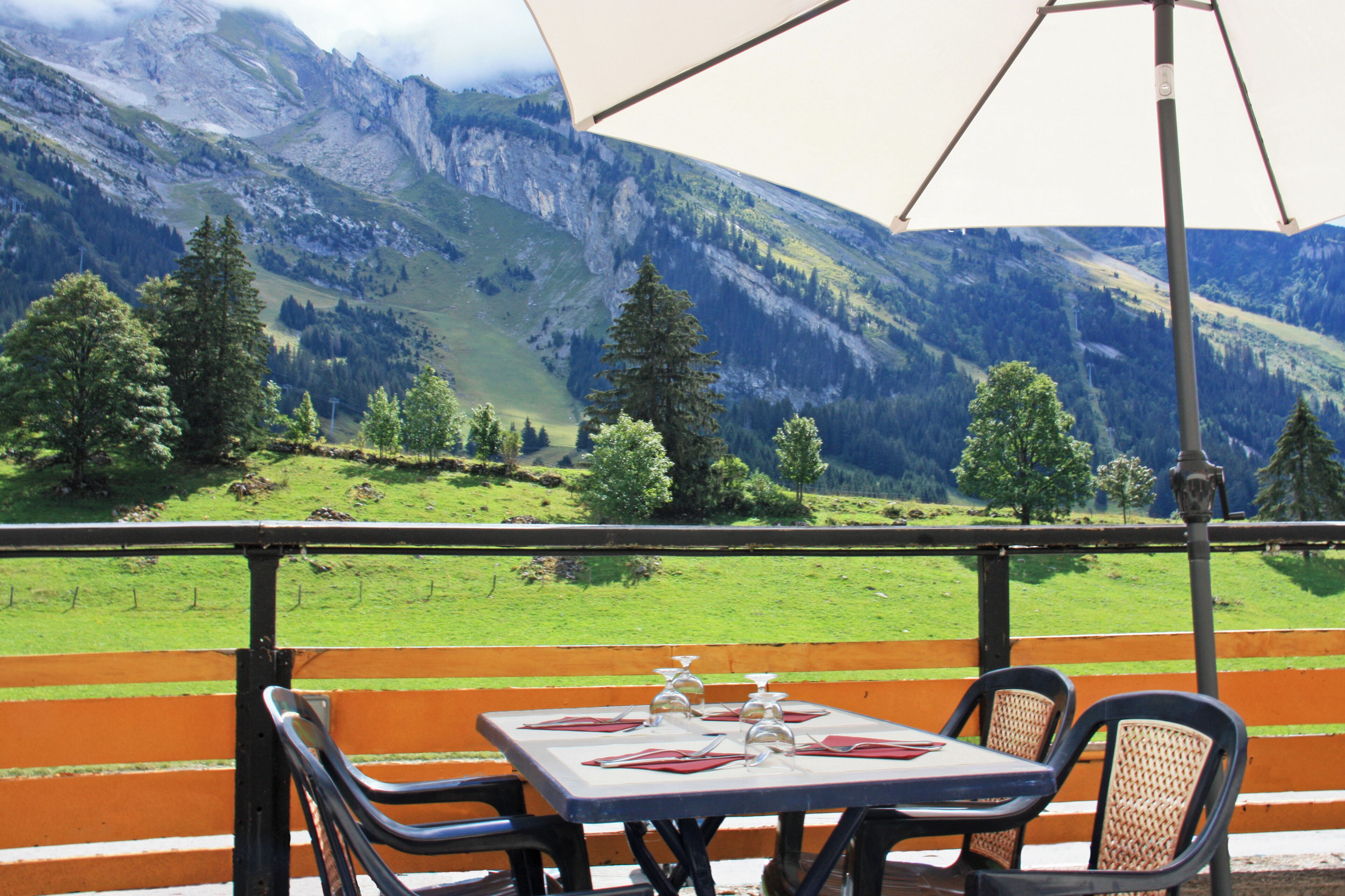 Una mesa para dos con vista a la montaña.