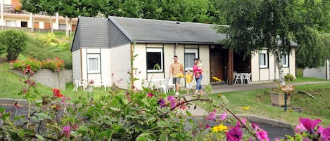 Individually furnished, free WiFi, bed sheets