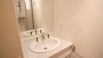 Douche, serviettes fournies