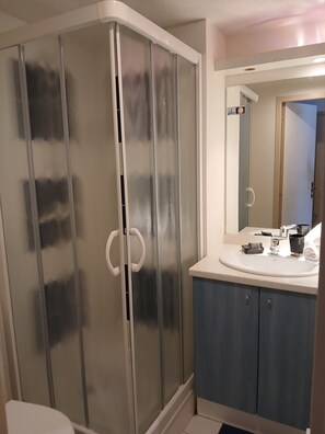 Standard Studio, Balcony | Bathroom | Shower, towels - Residence Azureva Piau-Engaly (Aragnouet)