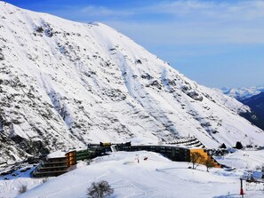 A snow-covered mountain with a ski resort, including buildings and ski lifts. - Residence Azureva Piau-Engaly (Aragnouet)