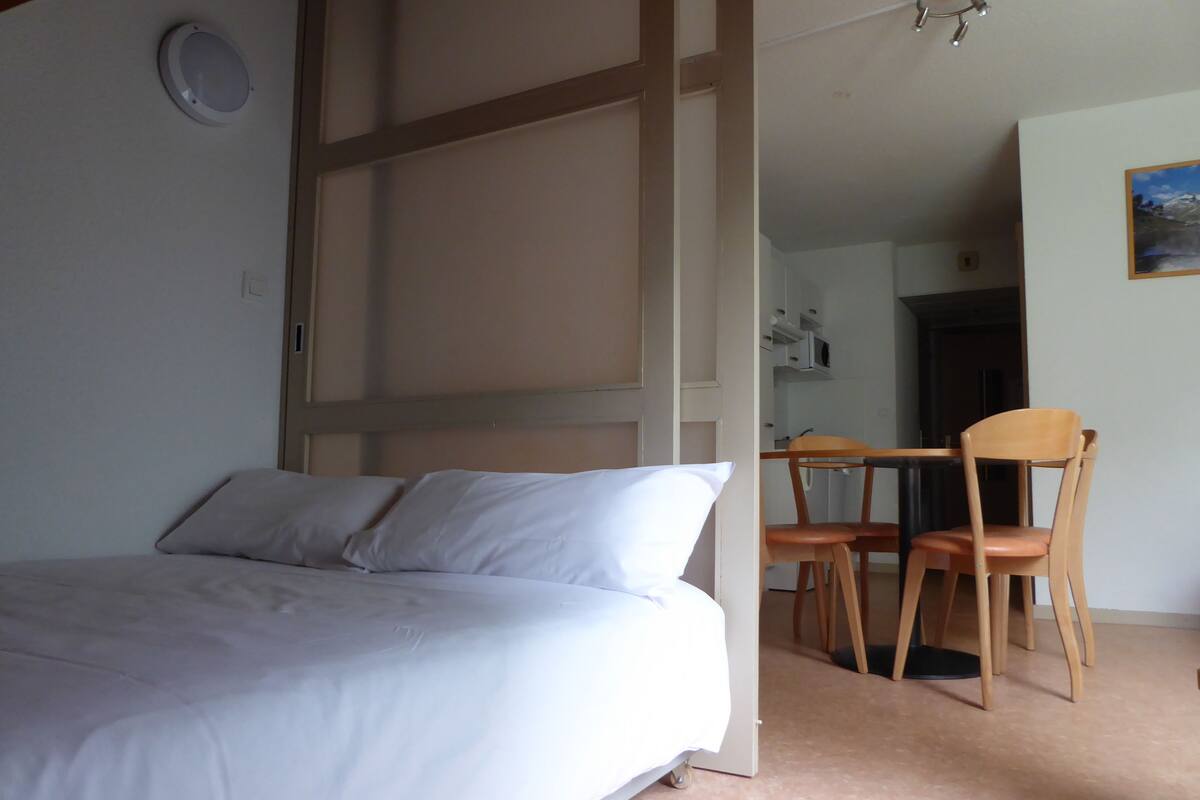 WiFi (free), bed sheets