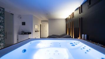 Salas de tratamiento para parejas, sauna y tina de hidromasaje