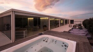 A modern building with a glass facade, outdoor seating, and a hot tub. - Alkamuri Posh Hotel & Spa (Alcamo)