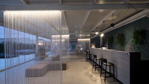 A modern bar area with seating and a view of the outdoors. - Alkamuri Posh Hotel & Spa (Alcamo)