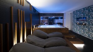 A modern spa area with a hot tub, wooden seating, and a patterned wall. - Alkamuri Posh Hotel & Spa (Alcamo)